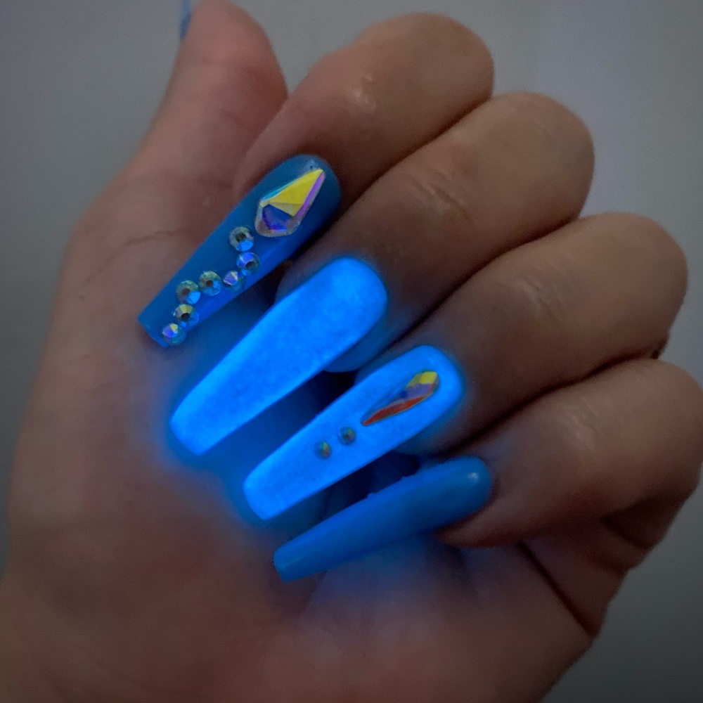 Glow in the dark nails